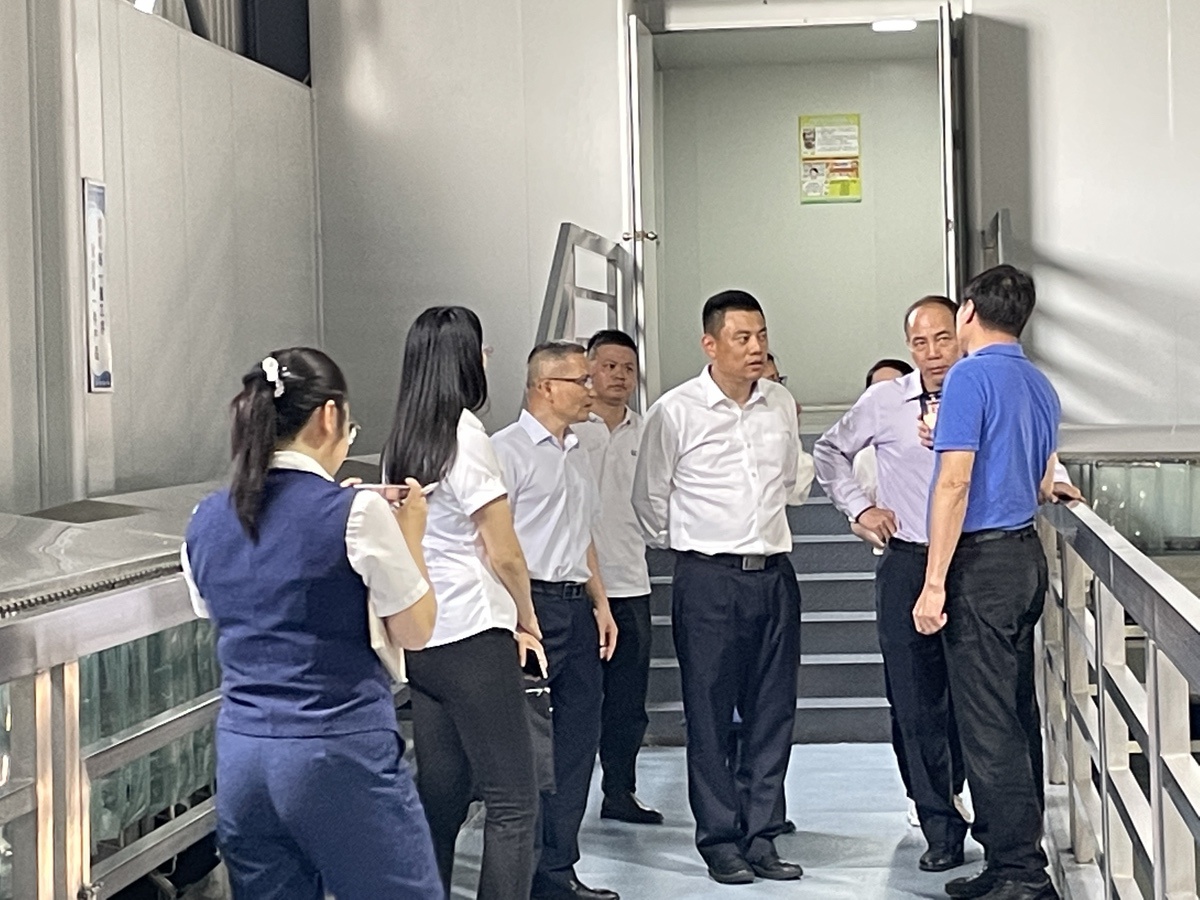 肇庆市银监领导（工厂参观）
