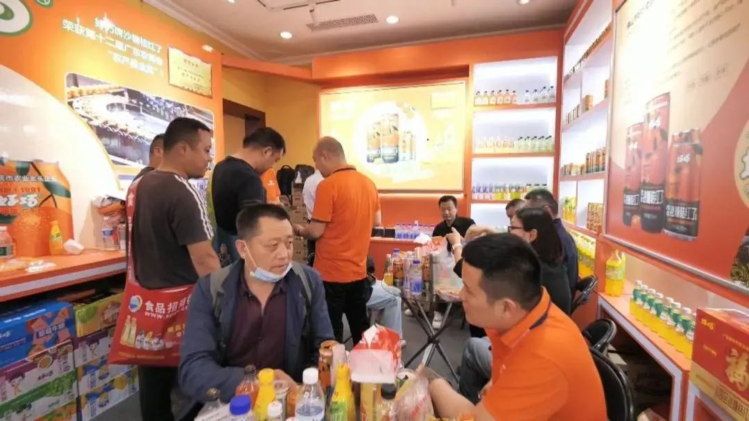 四会好巧牌沙糖桔系列饮料在108届全国糖酒会上火爆劲销！?。?/><br/></p><p><br/></p><p><strong>张先生（参展客户）</strong></p><p><em>之前没有接触过沙糖桔的汽水，今天第一次尝到，挺好喝的，很新颖，很有特色，接下来会聊合作细节。</em><br/></p><p><br/></p><p><br/></p><p>据四会奇乐公司介绍，截至4月12日，有近千人与公司商谈了加盟事宜，现场签约客户200个，签约产品20万件，金额达到900万元；另有200个意向客户也将与公司签订合作，意向客户签约产品也达到20万件，总金额近一千万元。<br/></p><p><img src=