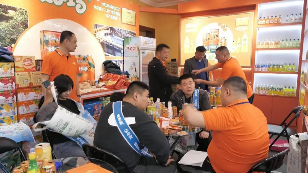 四会好巧牌沙糖桔系列饮料在108届全国糖酒会上火爆劲销?。。?/></span></p><p><br/></p><p style=