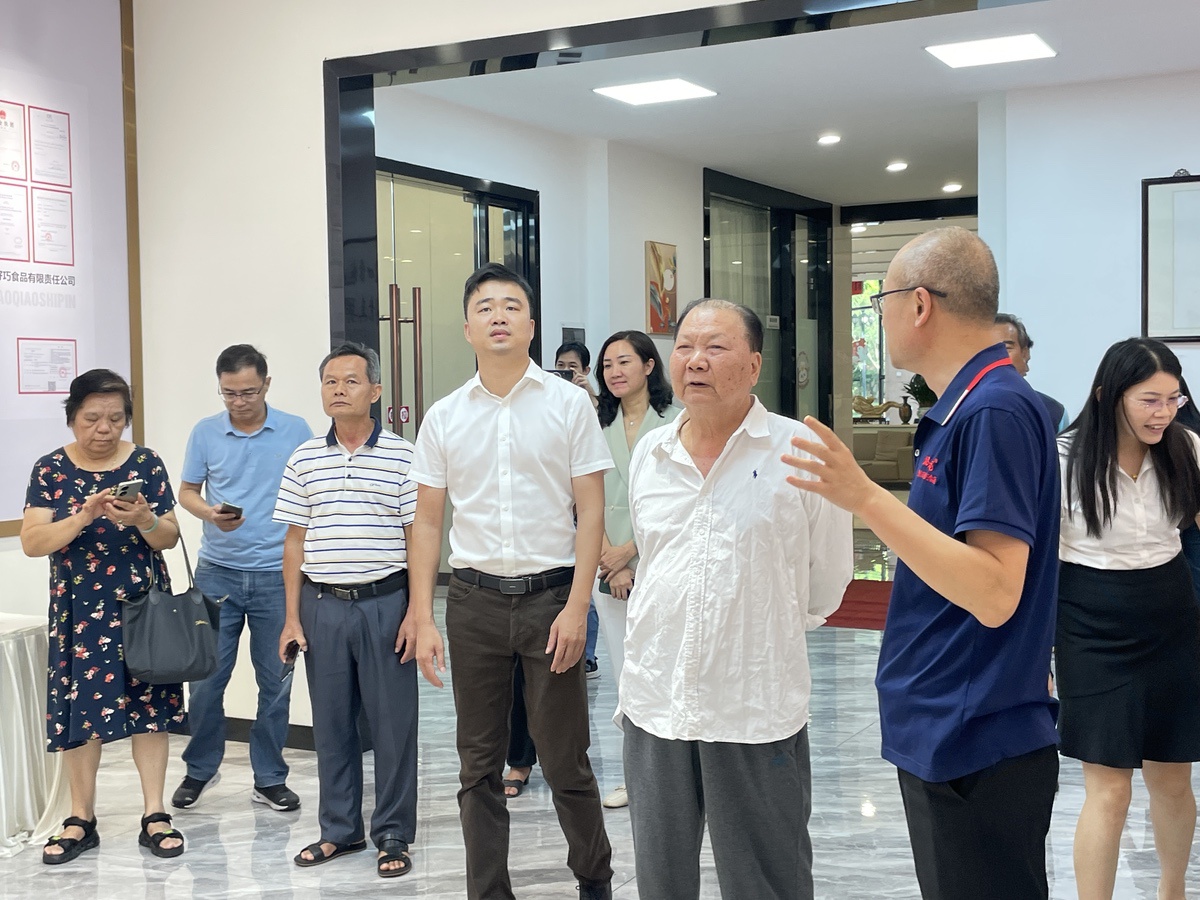肇庆市老促会会长陈端参观